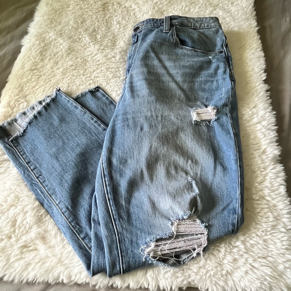 Universal Thread Plus Sz High Waist Distressed Mom Jeans Size 18/34R Light Wash